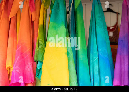 Colorido pareo y polinesio vestido para la venta en el mercado Foto de stock