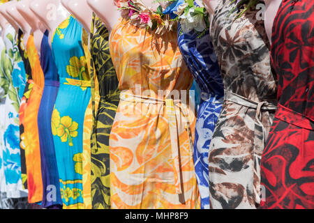 Colorido pareo y polinesio vestido para la venta en el mercado Foto de stock