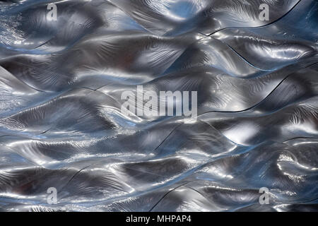 Metal líquido agitando la textura de fondo de techo techo plateado  Fotografía de stock - Alamy
