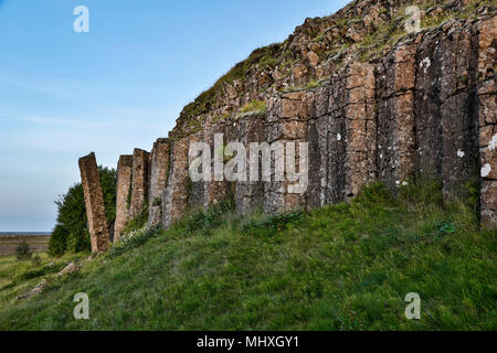 Basalto columnar, Dverghamrar outrcop enano (acantilados), cerca de Foss, Islandia