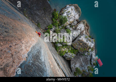 Hombre, la escalada en roca caliza, vista aérea, la bahía de Ha Long, Vietnam