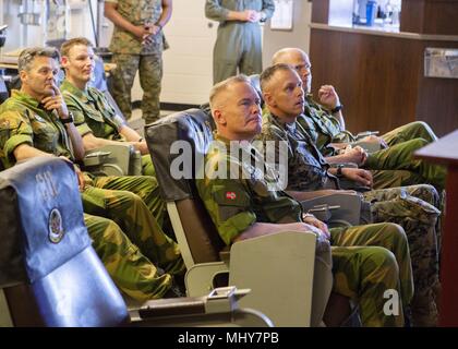 Gen. Matthew G. Glavy gral y Gral. Gen. Odin Johannessen tour 542 Escuadrón de ataque Marino en Marine Corps Air Station Cherry Point, Carolina del Norte. El 30 de abril de 2018, 30 de abril de 2018. Johannessen, el Jefe del Estado Mayor del Ejército de Noruega, visitó 2nd Marine de alas de avión (MAW) a fin de discutir el desarrollo de Trident coyuntura 18, Noruega y Estados Unidos planes bilaterales y próximas implantaciones para capacitar a Noruega. Glavy es el Comandante General de la 2ª MAW. (Ee.Uu. Marine Corps foto por Lance Cpl. Ethan Pumphret). ()