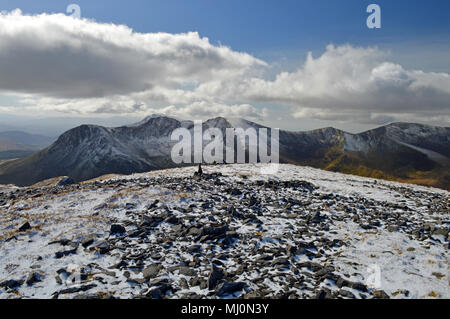 Vista de Nantlle Ridge de cumbre de Mynydd Mawr cerca Rhyd Du, Snowdonia Foto de stock