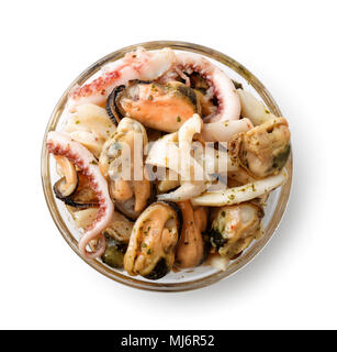 Vista superior de lass bowl con la mezcla de marisco aislado en blanco Foto de stock