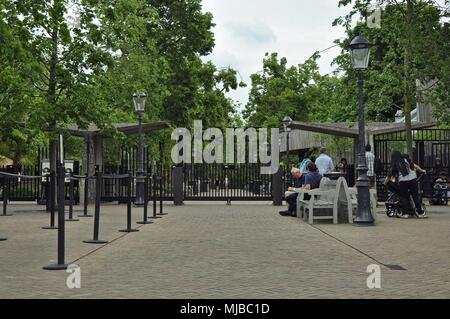 Amsterdam, Holanda - Junio 11, 2017: Vista de la entrada del Zoo Artis desde el Plantage Kerklaan, con visitantes en primer plano. Foto de stock