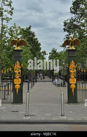 Amsterdam, Países Bajos: vista de la entrada del Zoo Artis desde el Plantage Kerklaan, con el águila imperial en la parte superior de la puerta de entrada. Foto de stock