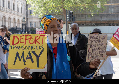 Londres, Reino Unido, 5 de mayo de 2018, manifestantes asistir a una marcha por Windrush frente a Downing Street, en un intento de derrocar a los gobiernos la política de inmigración declarando Teresa Mayo en la actual política racista. Crédito: Adrian vestíbulo/Alamy Live News