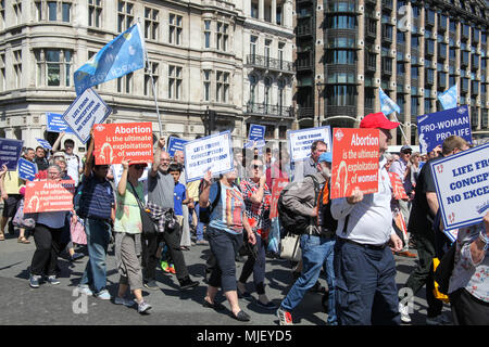 Londres, Reino Unido. 5 de mayo, 2018. Los manifestantes pro-vida de marzo a través de Londres Crédito: Alex Cavendish/Alamy Live News Foto de stock