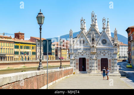 Santa Maria della Spina, una pequeña iglesia en la ciudad italiana de Pisa, está situada en la orilla del río Arno Foto de stock