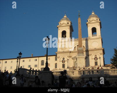 La iglesia de la Santissima Trinità dei Monti y el Obelisco Sallustiano, cerca de la Plaza de España, en Roma, Italia