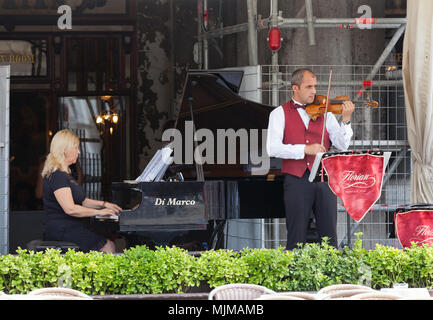 Músicos en el Caffè Florian, Venecia Foto de stock