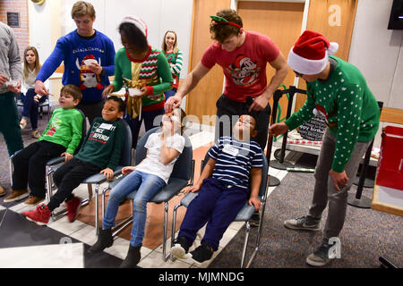 Los Ninos Participan En Juegos De Mesa Organizado Por La Academia Cristiana De Greenbrier Ancianos Durante La Asamblea Anual Del Centro Medico Naval De Portsmouth Hematologia Oncologia Fiesta De Navidad La Fiesta Anual