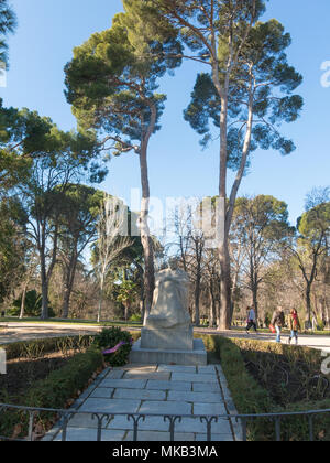 Estatua del escritor Benito Pérez Galdós (1843-1920) el Parque del Retiro de Madrid, España. Él era un novelista realista español. Foto de stock