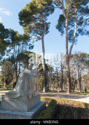 Estatua del escritor Benito Pérez Galdós (1843-1920) el Parque del Retiro de Madrid, España. Él era un novelista realista español. Algunas autoridades consideran h Foto de stock