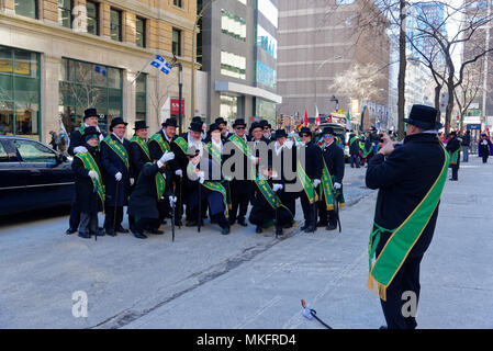 Los miembros de la Asociación de Deportes de Erin posan para una foto en el Desfile del Día de San Patricio en Montreal Foto de stock