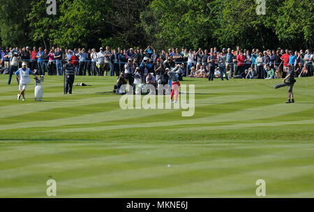 Rory McIlroy golpe de aproximación desde el fairway en la 18ª verde, seguido de cerca por los medios de comunicación durante la ronda final del 2014 Gira Europea del BMW PGA Championship en Wentworth Golf Club, Virginia Water, Surrey, Inglaterra. 25 de mayo de 2014 --- Imagen © Paul Cunningham
