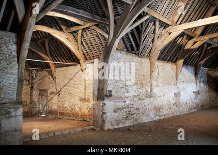 Interior del diezmo Barn Lacock village Wiltshire, Inglaterra