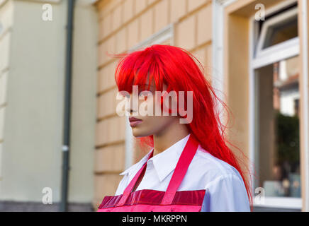 Maniqui en una peluca roja en la calle closeup Foto de stock