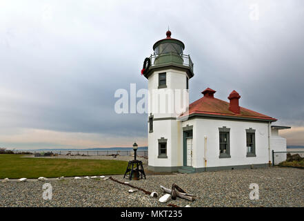 WA15349-00...WASHINGTON - Alki Point Lighthouse en la región Puget Sound en el extremo sur de la Bahía Elliot en el oeste de Seattle. Foto de stock