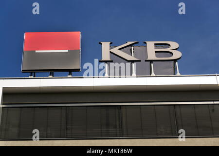Praga, República Checa - 27 Abril 2018: Societe Generale banca y estados financieros de la empresa KB Komercni banka logotipo en la sede checa Foto de stock