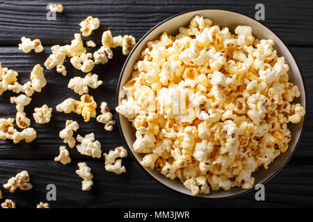 Palomitas de maíz en la vista superior del Bol Fotografía de stock - Alamy