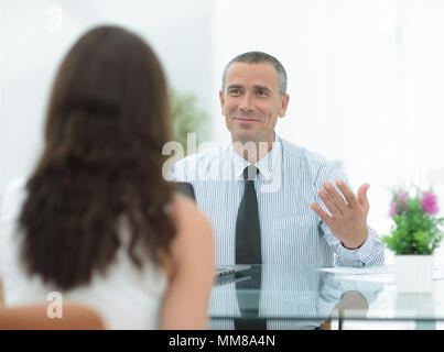 Consultor de negocios sentada en su escritorio y consultar con su cliente