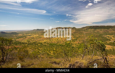 Vista del vasto paisaje outback de rangos y llanuras bajo un cielo azul desde el mirador de Minerva Hills National Park, cerca de Springsure Queensland Australia