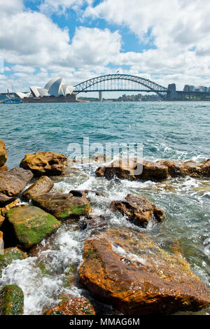 Vistas al Puerto de Sydney Opera House y el Puente Harbour Foto de stock