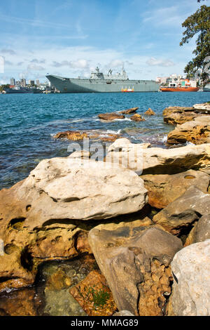 Vista hacia el este a través de la Bahía Woolloomooloo hacia el jardín de la Base Naval de la isla, Port Jackson, El Puerto de Sydney. Foto de stock