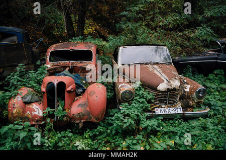 Pasanauri, Georgia - 21 de octubre de 2016: oxidados fuera chatarra retro coche Opel Kapitan 1948 que ha sido abandonado en el bosque bosque