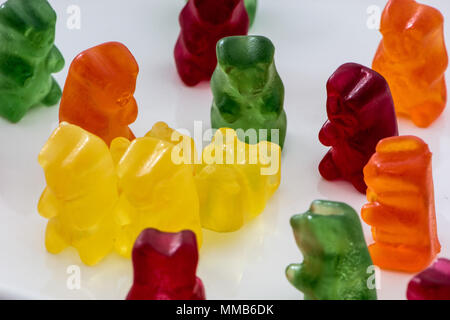Osos gomosos o jalea aislados sobre fondo blanco. Los niños son famosos y encantadores dulces o dulces