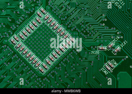 Condensadores cerámicos sobre verde, placa de circuitos electrónicos digitales la textura de fondo de la trama Foto de stock
