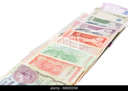Concepto de dinero en efectivo- Cien Rupias Indias manojo notas de fondo blanco. Foto de stock