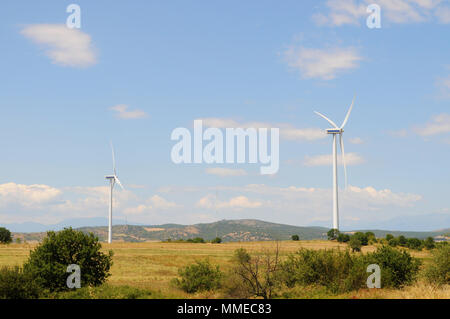 Las turbinas eólicas en el campo produciendo electricidad