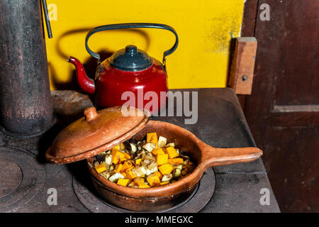 Antigua Cocina De Leña Donde Se Está Cocinando Una Comida, El Fuego Es  Visible. Fotos, retratos, imágenes y fotografía de archivo libres de  derecho. Image 81557492