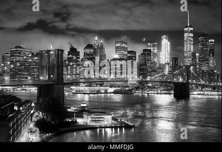 Fotografía en blanco y negro del Puente de Brooklyn y Manhattan visto desde Dumbo en la noche, la ciudad de Nueva York, EE.UU.. Foto de stock