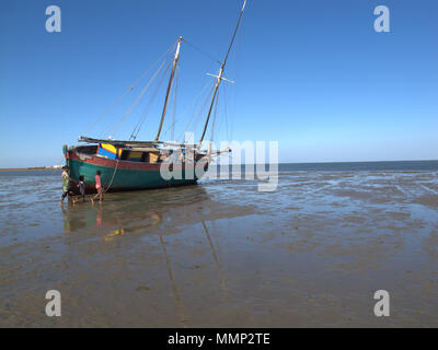 Barco en la playa de Anakao, cerca de Tulear, Madagascar Foto de stock