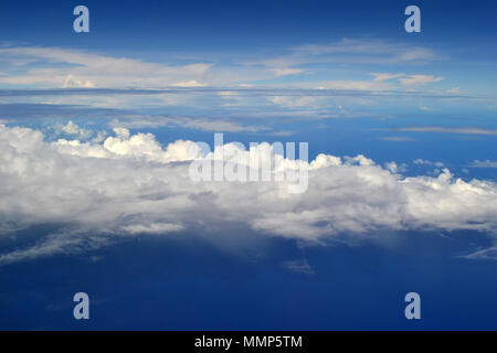 En el aire por encima de las nubes en el océano Pacífico