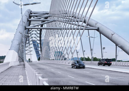 Detalles de la arquitectura moderna - coches moviéndose en la carretera de puente grande en Cyberjaya, Malasia, la vida de la ciudad, la rutina diaria. En frescos tonos de colores, cian.