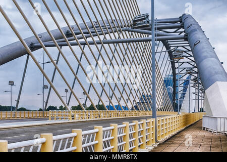 Detalles de la arquitectura moderna - una carretera de asfalto vacío sobre un gran puente en Cyberjaya, Malasia.