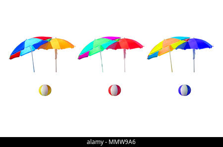 Conjunto de sombrillas y pelota inflable en varios colores aislado en blanco Foto de stock