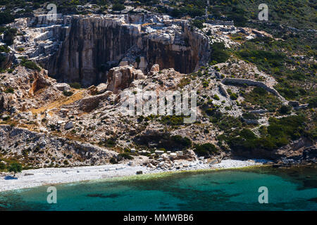 Vista de los antiguos Petrokopi quary cerca de playa en la isla de Fourni, Grecia. Foto de stock