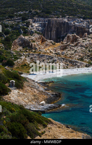 Vista de los antiguos Petrokopi quary cerca de playa en la isla de Fourni, Grecia. Foto de stock