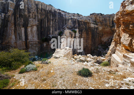 Vista de los antiguos Petrokopi quary cerca de playa en la isla de Fourni, Grecia. Foto de stock