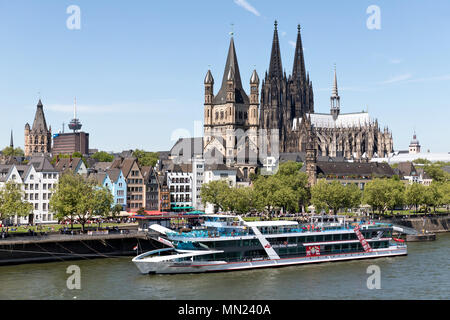 Excursión en barco de KD RHEINFANTASIE Köln Düsseldorfer en el río Rin. RHEINFANTASIE tiene una capacidad de hasta 1.000 pasajeros y tiene 85 m de largo. Foto de stock