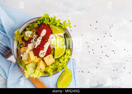 Vegan buda bowl con remolacha albóndigas, verduras, tahini vestirse y horneado el tofu. Concepto de comida vegana saludable. Foto de stock