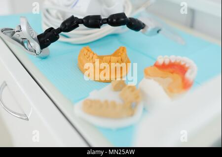 Impresiones dentales en una mesa cercana Foto de stock