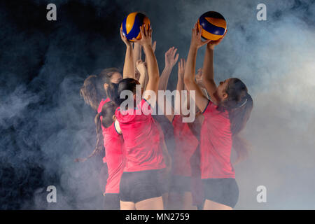 Equipo de voleibol femenino jóvenes celebrando la victoria en el juego Foto de stock