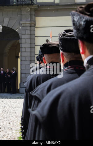 Un vistazo a través de los hombros de los soldados con un negro,uniforme militar tradicional, en fest ' días del condado de Medjimurje Cakovec ' | Foto de stock