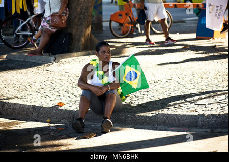 Rio de Janeiro - 17 de abril de 2016: manifestación pacífica contra la corrupción en Brasil y el gobierno de Dilma Rousseff tomó en la playa de Copacabana Foto de stock